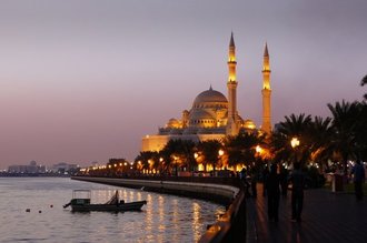 Index evening view of sharjah lake and alnoor mosque by skarrufa on dreamstime.com 