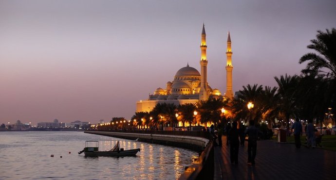 Show evening view of sharjah lake and alnoor mosque by skarrufa on dreamstime.com 